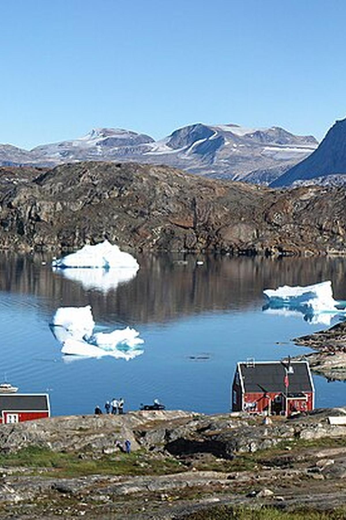 helicopter Greenland settlement